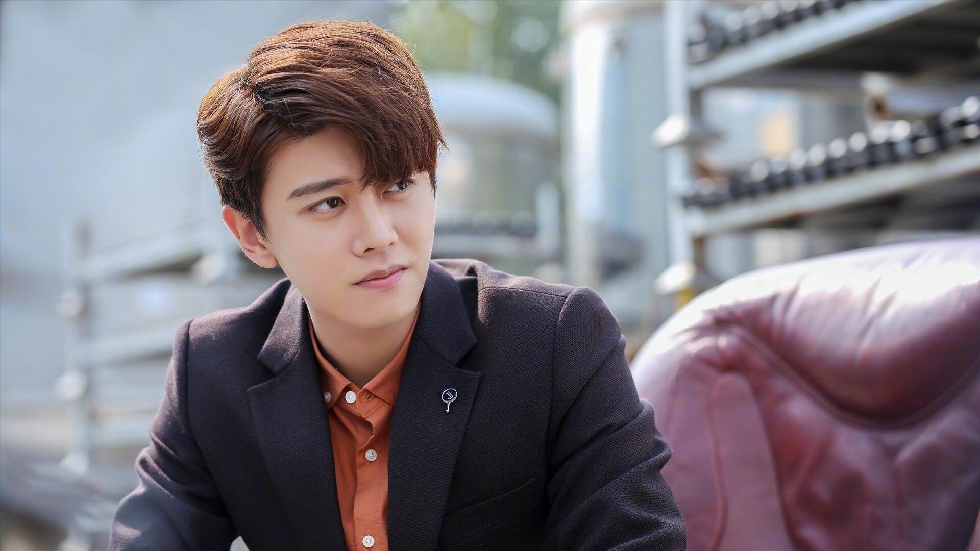 看到你的要求，我有好几个独特的想法。让我们先看看这些标题，它们试图在足球与乒乓球、团队与个人、欧洲与亚洲之间，找到一种精神上的共鸣与对话